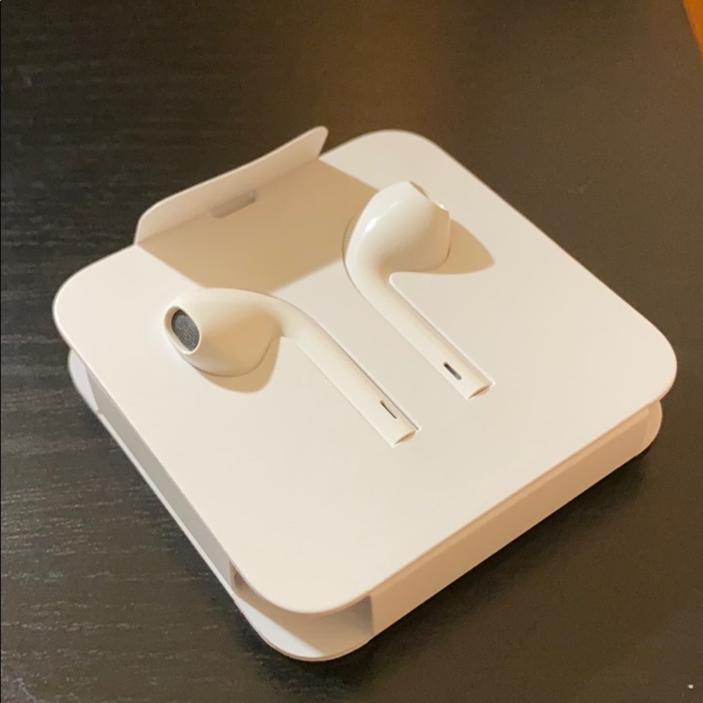 New Apple EarPods with Lightning Connector